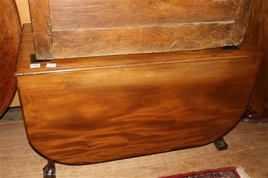 George III mahogany drop leaf dining table, on cabriole legs with claw and ball feet
